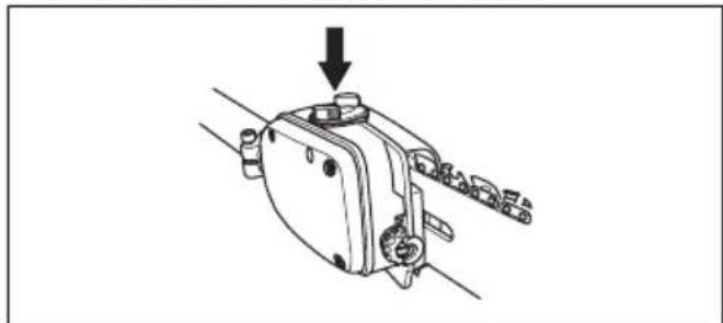 HUSQVARNA 525P5S - To fill with chain oil - 1