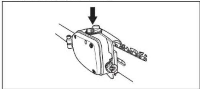 HUSQVARNA 525P5S - Remplissage du réservoir d'huile de chaîne - 1