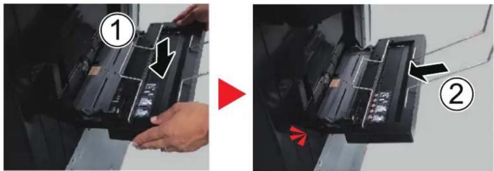 KYOCERA TASKalfa Pro 15000c - Installer le plateau pour bannière. - 2