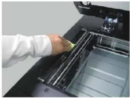 KYOCERA TASKalfa Pro 15000c - Nettoyer la surface du verre fendu et le guide de lecture. - 1