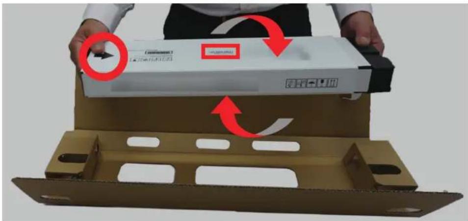 KYOCERA TASKalfa Pro 15000c - Inverser l'orientation de la cartouche de sorte que le côté marqué « THIS SIDE UP » et la flèche soit vers le haut. - 1