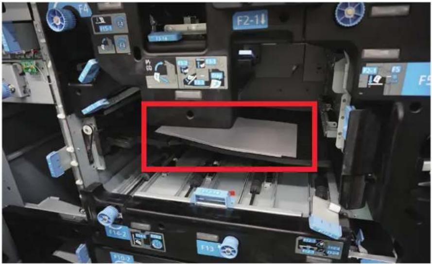KYOCERA TASKalfa Pro 15000c - Retirer le papier du plateau d'évacuation de l'unité d'inversion et de détuillage. - 1