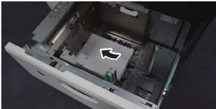KYOCERA TASKalfa Pro 15000c - Charger du papier en alignant le papier avec le côté gauche du magasin. - 1