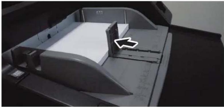 KYOCERA TASKalfa Pro 15000c - Déplacer le guide de longueur papier pour l'ajuster au papier. - 1