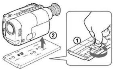 SONY MPKTRV2 - Remova o adaptador. - 1