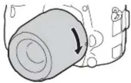 SONY ILCA77M2M - Enquanto empurra a objetiva ligeiramente na direção da-camera, rode a objetiva no sentido horário até dar estaldo na posicao de bloqueada. - 1