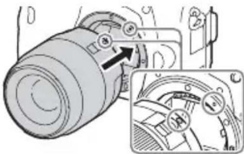 SONY ILCA77M2M - Montieren Sie das Objektiv, indem Sie die orangefarbenen Ausrichtmarkierungen (Ansetzindices) an Objektiv und Kamera aufeinander austrichten. - 1
