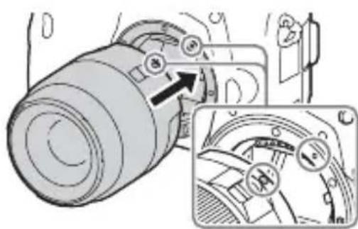 SONY ILCA77M2M - Lijn eerst de orangje uitlijnmarkeringen (vattingmarkeringen) op de lens en de camera met elkaaruit. - 1