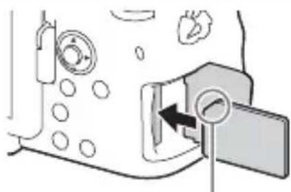 SONY ILCA77M2M - Setzen Sie eine Speicherkarte ein. - 1