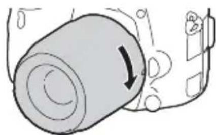 SONY ILCA77M2M - Terwijl u de lenslicht gegen dcamera aan duwt, draait u de lensrechtsom totdat undein devergrendelde positie klikt. - 1