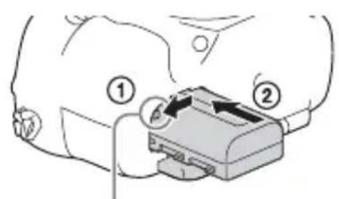 SONY ILCA77M2M - Inserimento del pacco batteria/della scheda di memoria (in vendita separatamente) - 2