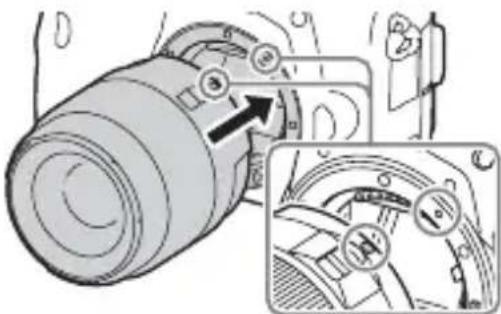 SONY ILCA77M2M - Kiinnitä objektiivi kohdistamalla objektiivissa ja kamerassa olevat oranssit merkit (kohdistusmerkit). - 1