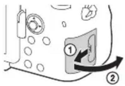 SONY ILCA77M2M - Akun/muistikortin (myydään erikseen) asettaminen - 4