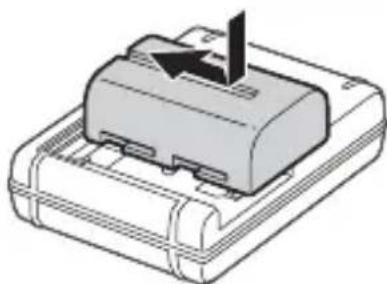 SONY ILCA77M2M - Aseta akku akkulaturiin. - 1