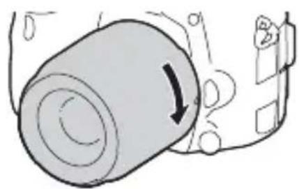 SONY ILCA77M2M - Tenendo premuto leggermente l'obiettivo versus la fotocamera, ruotare l'obiettivo in senso orario finché si blocca in posizione con uno scatto. - 1