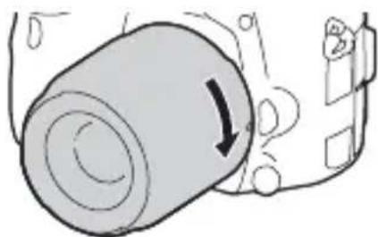 SONY ILCA77M2M - Työnnä objektiivia kevyesti kameraan pän ja kaënnä objektiivia myötapäivään, kunnes se lukittuu paikalleen. - 1