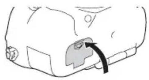 SONY ILCA77M2M - Akun/muistikortin (myydään erikseen) asettaminen - 3