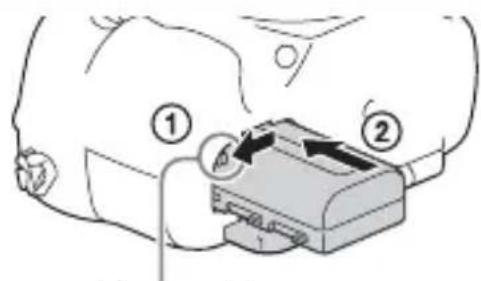 SONY ILCA77M2M - Sette inn batteriet/minnekortet (selges separat) - 2