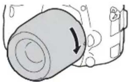 SONY ILCA77M2M - Mens du forsigtigt skubber objektivet mod kameraet, skal du dreje objektivet med uret, indtil det klikker på plads i den lately position. - 1