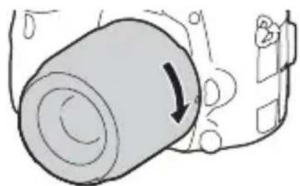 SONY ILCA77M2M - 2Zamocować obiektyw, po uprzejnim wyrównaniu pomarańczowych znaczników indeksowych (znaczników mocowania) na obiektywie i na aparacie. - 2