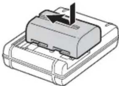 SONY ILCA77M2M - Sett batteriet inn i batteriladeren. - 1