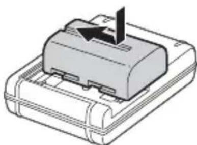 SONY ILCA77M2M - Inserte la bateria en el cargador de bateria. - 1