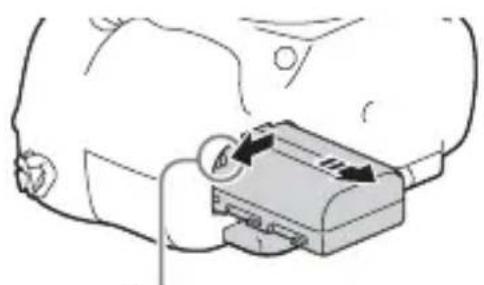 SONY ILCA77M2M - For att ta ut batteripaketet - 1