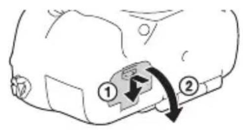 SONY ILCA77M2M - Akun/muistikortin (myydään erikseen) asettaminen - 1