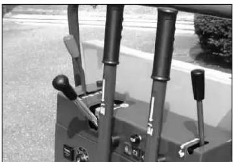 KUBOTA KC120HC - BESCHREIBUNG DER BEDIENUNGSELEMENTE - 5