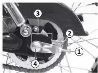 Mash Black Seven 125cc (2021) - Réglage de la chaîne de transmission - 1