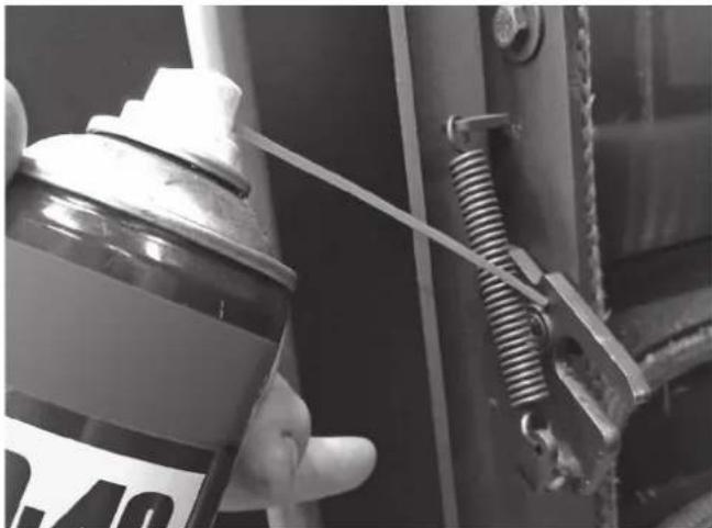 ORANIER Rota 2.0 II - Schmieren des Snap-Lock-Feuerraum-türverschlusses - 1