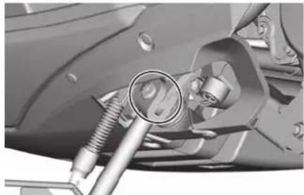 YAMAHA NMAX 125 (2025) - Contrôle et lubrification des bequilles centrale et laterale - 1