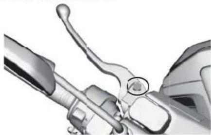 YAMAHA NMAX 125 (2025) - Lubrification des leviers de frein avant et arrête - 2
