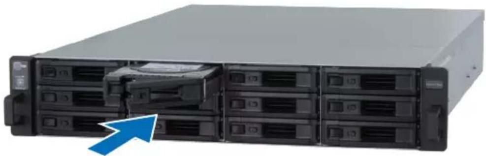 SYNOLOGY RC18015xs+ - Installation des disques : - 3