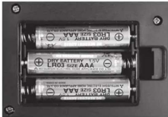 SILVERCREST SPWS 180 D1 - Inserting the batteries - 1