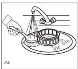 ARTHUR MARTIN ELECTROLUX ASF 1649 - Nettoyage du grand filtré - 4
