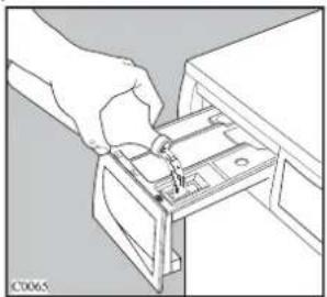 ARTHUR MARTIN ELECTROLUX AWF 12160 W - Dosage de la lessive et de l'assouplissant - 2