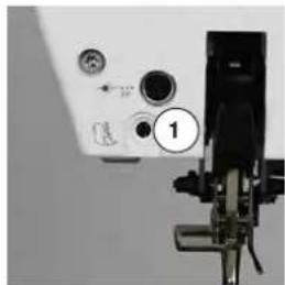 BERNINA 880 Plus - Fixer la semelle du pied-de-biche - 1