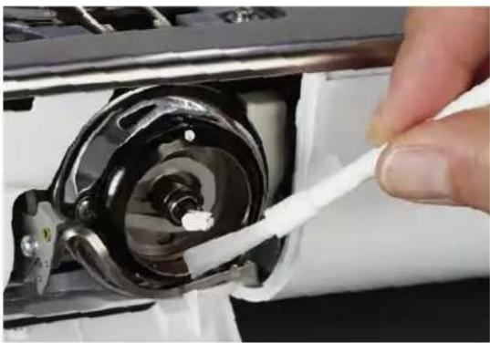 BERNINA 880 Plus - Nettoyer le secteur de la griffe d'entraînement et du crochet - 1