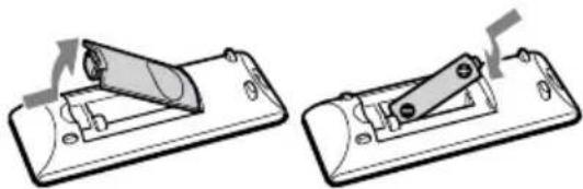 SONY MHCEC619iP - Inserimento delle batterie - 1