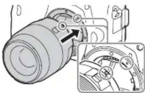 SONY Alpha ILCA77M2Q - Montera objektivet genom att passa ihop de orangefärgade indexmärkena (monteringsmärkena) på objektivet och kameran. - 1