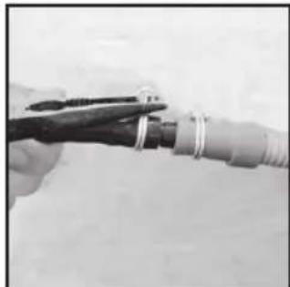 HOOVER DYC 9913AX84 - Instale a mangueira da segunte forma: - 2