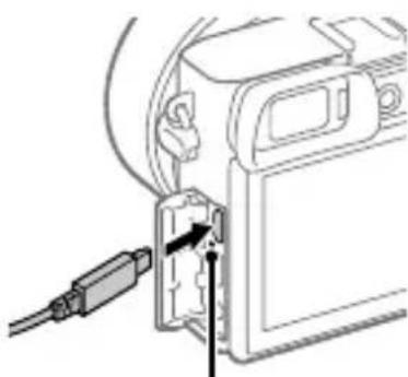 SONY ILCE6100L - Anslut kameran med batteripaketet isatt till AC-adaptern (medföljer) med hjälp av mikro-USB-kabeln (medföljer), och anslut sedan AC-adaptern till ett vägguttag. - 1