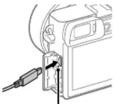 SONY ILCE6100L - Za pośrednictwem przewodu microUSB (w zestawie) podłącz aparat do akumulatora włożonego do zasilacza (w zestawie), a zasilacz podłącz do gniazda elektrycznego. - 1