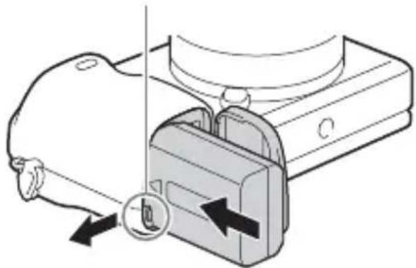 SONY ILCE6000L - Inserir a bateria - 2