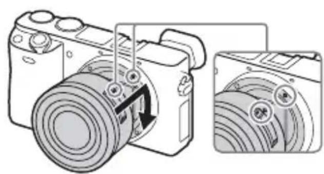SONY ILCE6000L - Anbringen/Abnehmen des Objektivs - 2