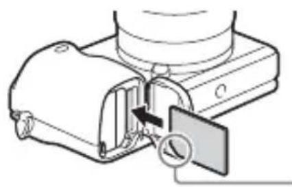 SONY ILCE6000L - Insertion d'une carte mémoire (vendue séparément) - 2