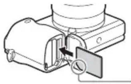 SONY ILCE6000L - Isättning av ett minneskort (säljs separat) - 2