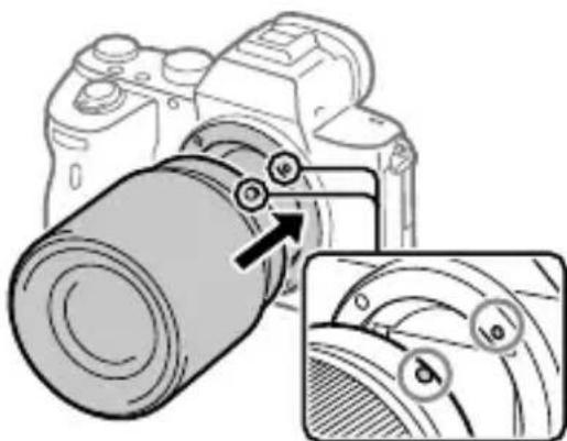 SONY ILCE7M3K - Monter objektivet ved å rette inn de to hvite indeksmerkene (fatningsindekser) på objektivet og kameraet. - 1