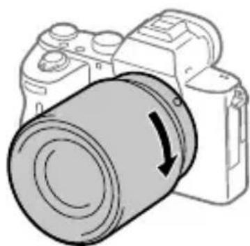 SONY ILCE7M3K - Mens du forsigtigt skubber objektivet mod kameraet, skal du dreje objektivet langsomt i pilens retning, indtil det klikker på plads i den läste position. - 1